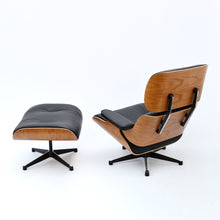 Charger l&#39;image dans la galerie, Vitra Eames Lounge Chair &amp; Ottoman, poliert / Seiten schwarz, Amerikanischer Kirschbaum, Leder Premium F Nero (Klassische Maße)

