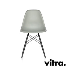 Charger l&#39;image dans la galerie, Vitra Eames Plastic Side Chair DSW, Untergestell Ahorn, schwarz &amp; weitere Farben
