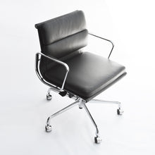 Load the image into the gallery viewer, vitra - Eames Soft Pad Chair EA 217, office chair with castors, chrome-plated
