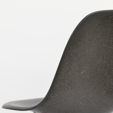 Charger l&#39;image dans la galerie, vitra Eames Fiberglass Side Chair DSW, Untergestell Ahorn, gelblich &amp; weitere Farben
