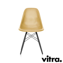 Load the image into the gallery viewer, Vitra Eames Fiberglass Side Chair DSW, Untergestell Ahorn, schwarz &amp; weitere Farben
