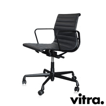 Load the image into the gallery viewer, vitra Eames EA 118 Aluminium Group Bürostuhl mit Rollen
