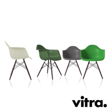 Charger l&#39;image dans la galerie, Vitra Eames Plastic Armchair RE - DAW, Untergestell Ahorn, dunkel &amp; weitere Farben
