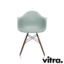 Carica l&#39;immagine nel visualizzatore di Gallery, Vitra Eames Plastic Armchair RE - DAW, Untergestell Ahorn, dunkel &amp; weitere Farben
