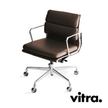 Charger l&#39;image dans la galerie, vitra Eames Soft Pad Chair EA 217, Bürostuhl mit Rollen, Leder / verchromt
