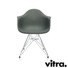 Lade das Bild in den Galerie-Viewer, Vitra Eames Plastic Armchair RE - DAR, Untergestell Stahl verchromt &amp; weitere Farben
