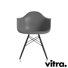 Carica l&#39;immagine nel visualizzatore di Gallery, Vitra Eames Plastic Armchair DAW, Untergestell Ahorn, schwarz &amp; weitere Farben
