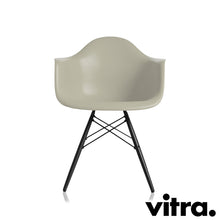 Load the image into the gallery viewer, Vitra Eames Plastic Armchair DAW, Untergestell Ahorn, schwarz &amp; weitere Farben
