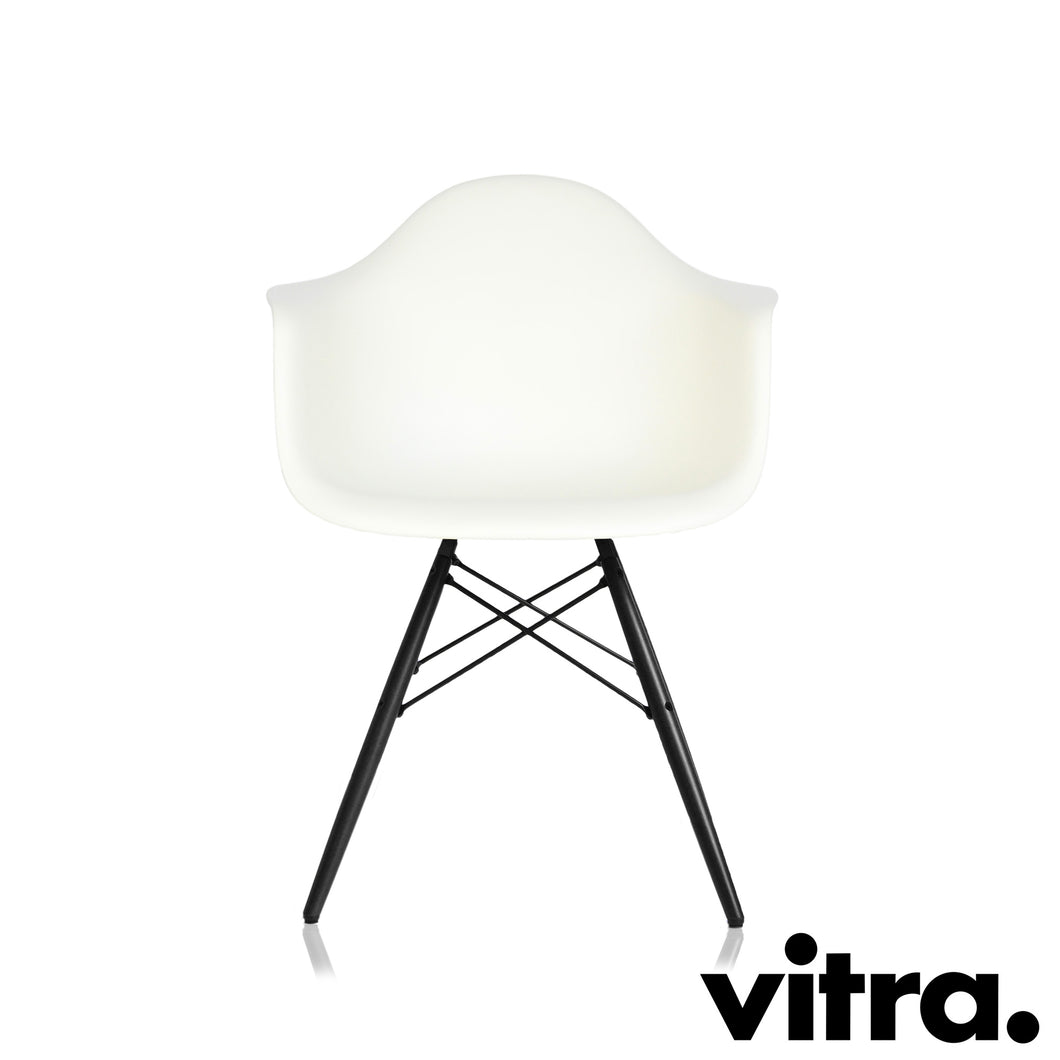 Vitra Eames Plastic Armchair DAW, Untergestell Ahorn, schwarz & weitere Farben