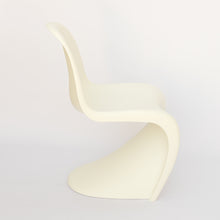 Lade das Bild in den Galerie-Viewer, Original Vitra Panton Chair mit alter Sitzhöhe (41 cm), aus durchgefärbtem Polypropylen in Weiß.
